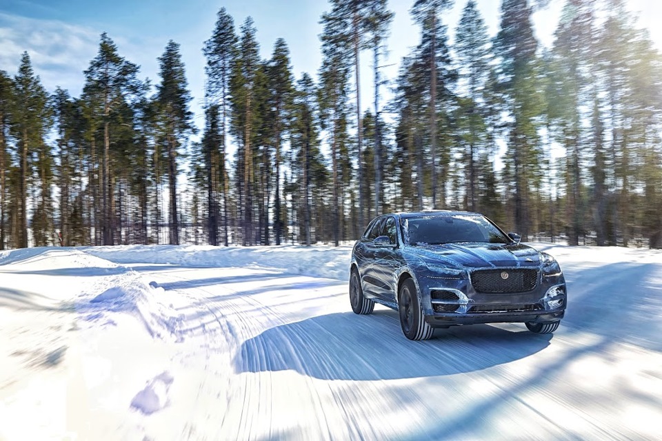 Jaguar f Pace ночью