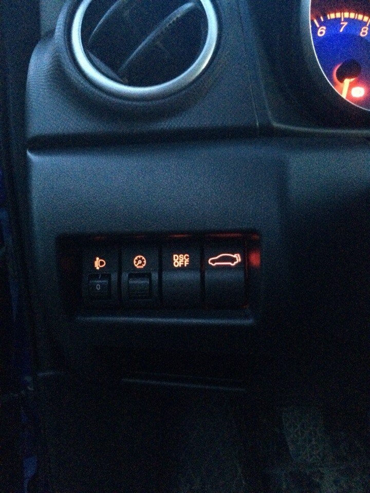 Кнопка бортового компьютера. Кнопка бк. Кнопка маршрутного компьютера пежо 307. Бортовой компьютер штат х1 ваз 2112. Кнопка открывания багажника мазда 3.