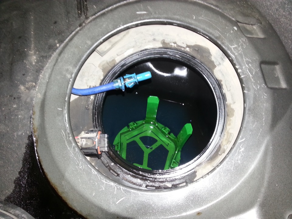 внутри на зеленом основании, 4 фиксатора. отжимаются легко, надо тока наловчиться…я на это потратил минут 15-20 пока всё таки снял его… — Opel Astra H