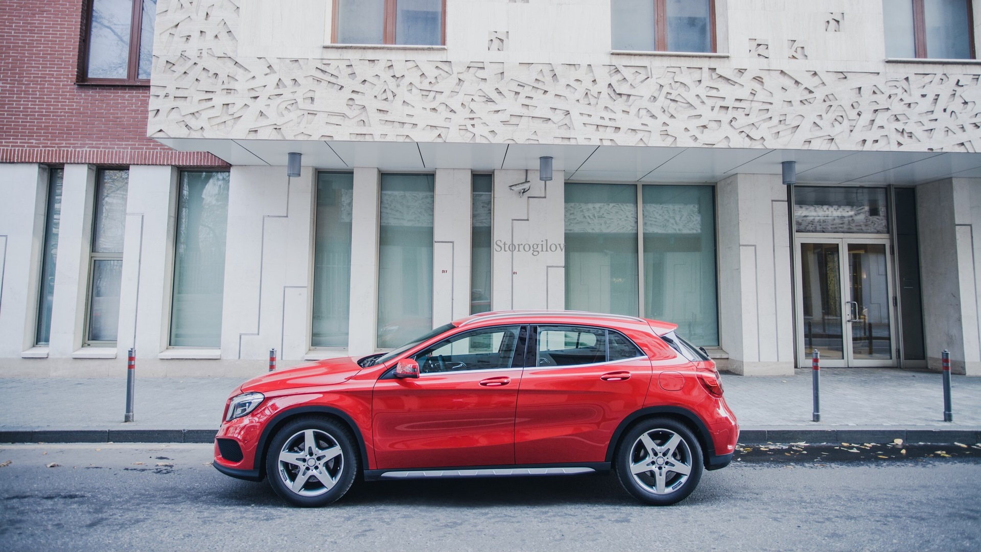 Mercedes Benz GLA 250 красный