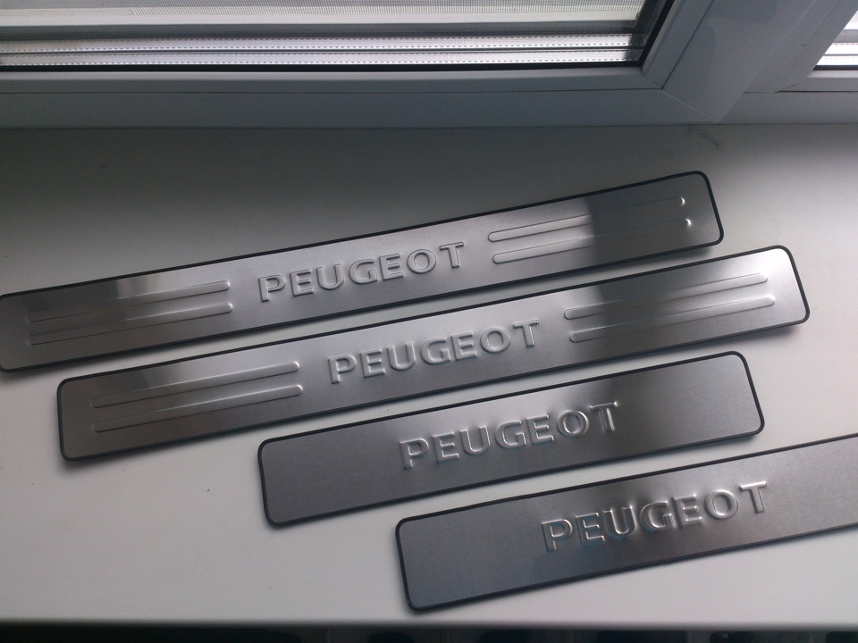 Накладки на пороги хавал джолион. Накладки порогов peugeot 301. Накладка порога мазда 6 gh. Москвич 408 алюминиевые пороги. Алюминиевые накладки на пороги.