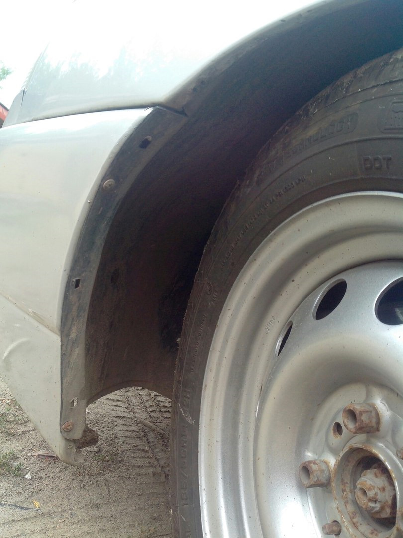 Подкрылки заднего колеса скай р 34. Можно ли ездить без подкрылка. Можно ли ездить без подкрылка. Машина без подкрылок. Езда без подкрылков ваз.