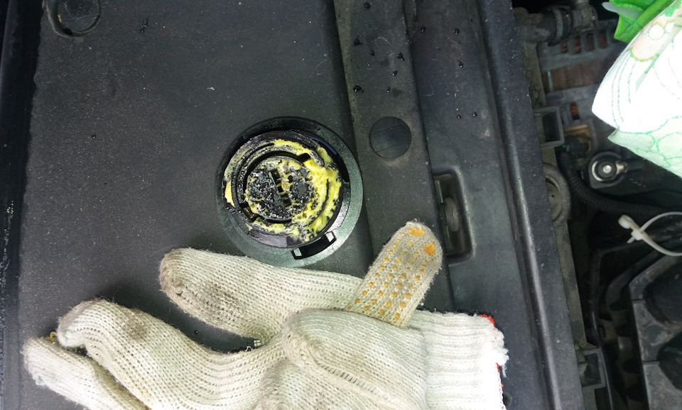 Желтый налет ( Бяка) на заливной масляной крышке — DRIVE2