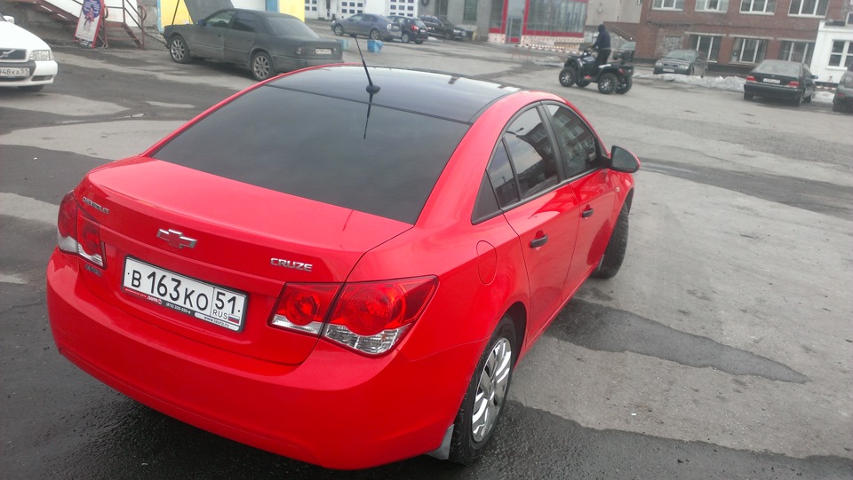 Chevrolet Cruze красный с черной крышей