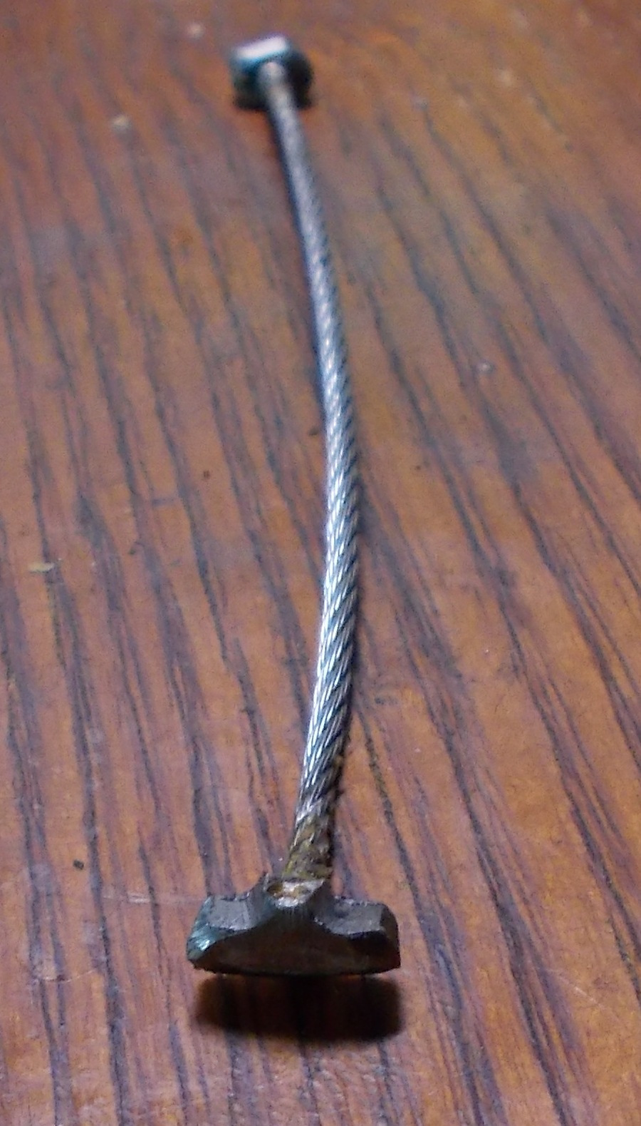 Новый тросик. Вид верхней бобышки. — Renault Kangoo (1G)