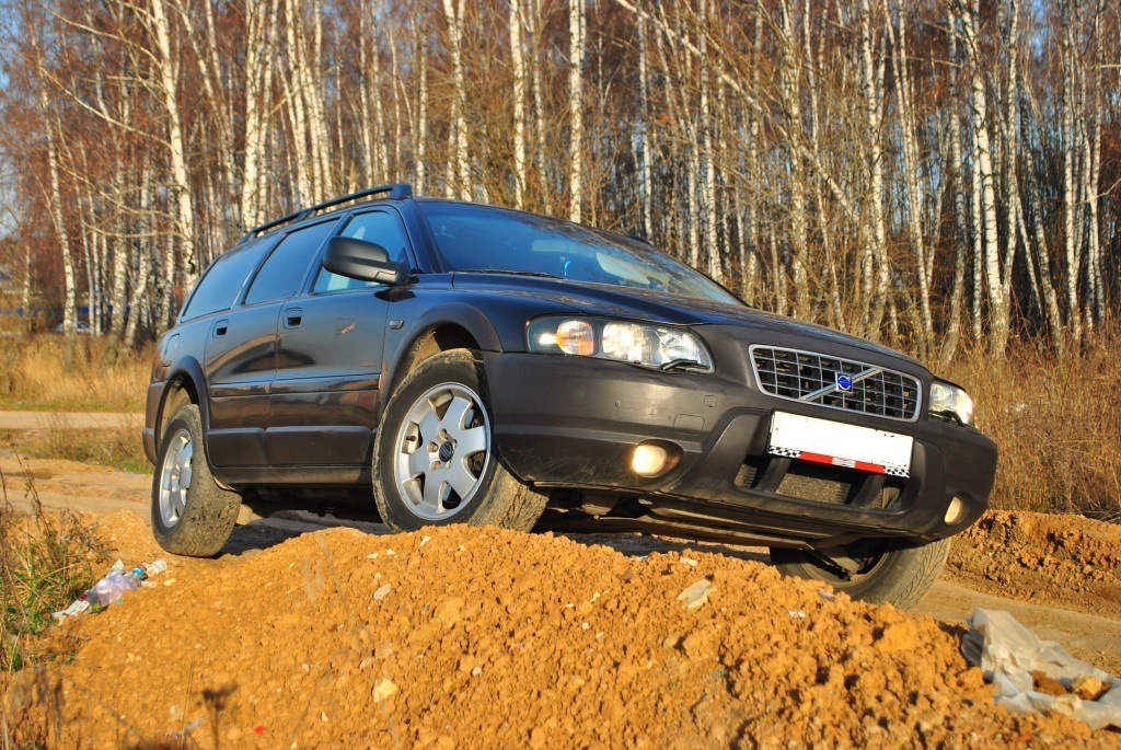 Volvo xc70 II на России в лесу