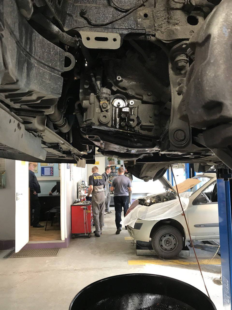 Вид сбоку — видно установочную втулку фильтра тонкой очистки — Renault Megane III