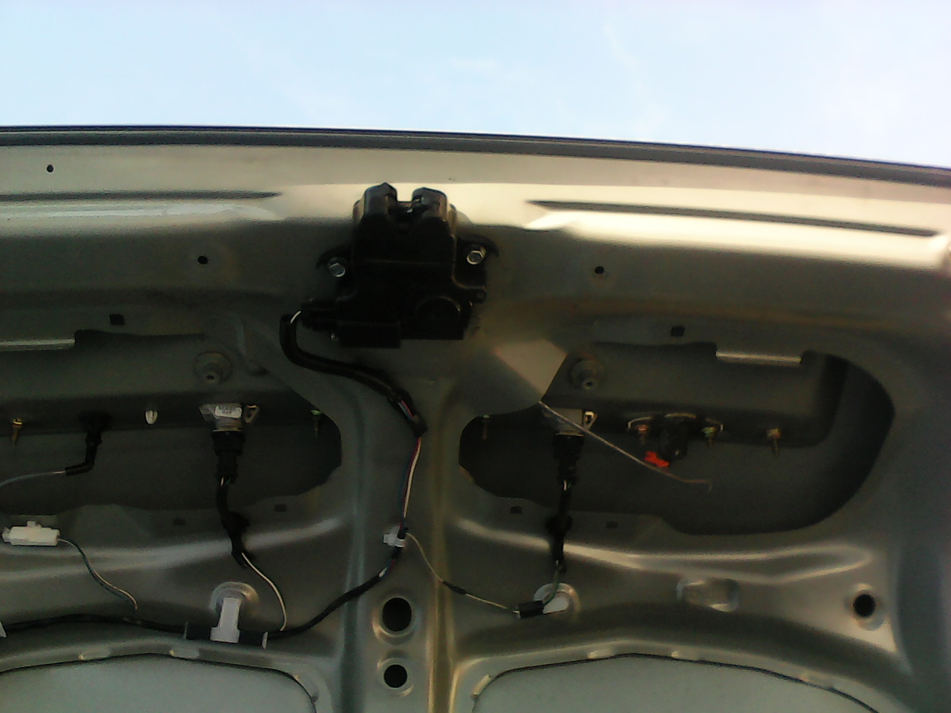 Тойота авенсис 2007 как открыть багажник изнутри