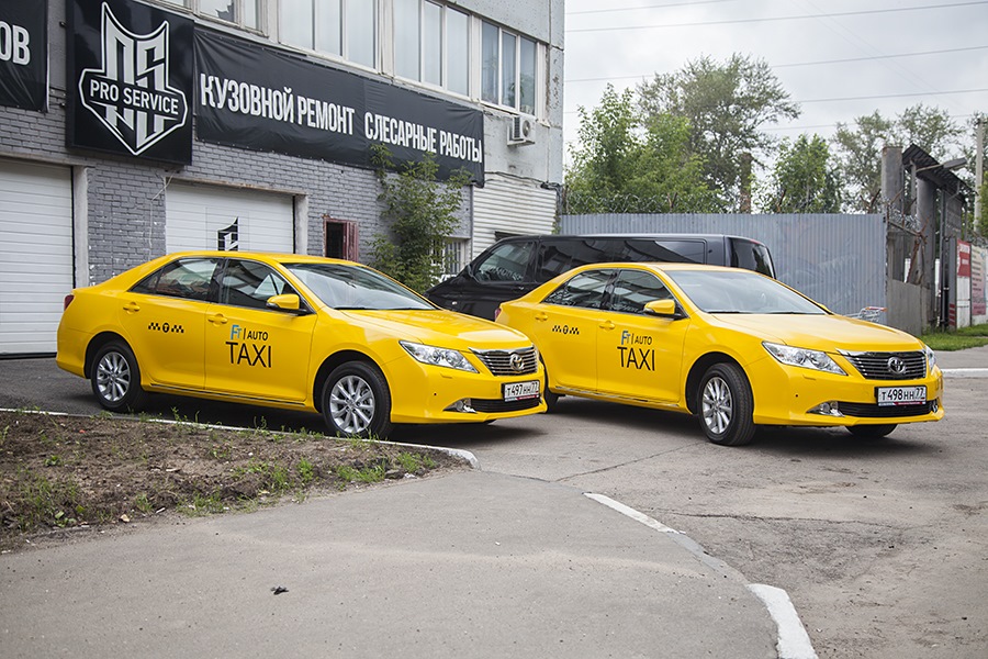 Будь в плюсе таксопарк. Камри 50 такси. Toyota Camry Taxi. Toyota Camry Yellow. Желтое такси.