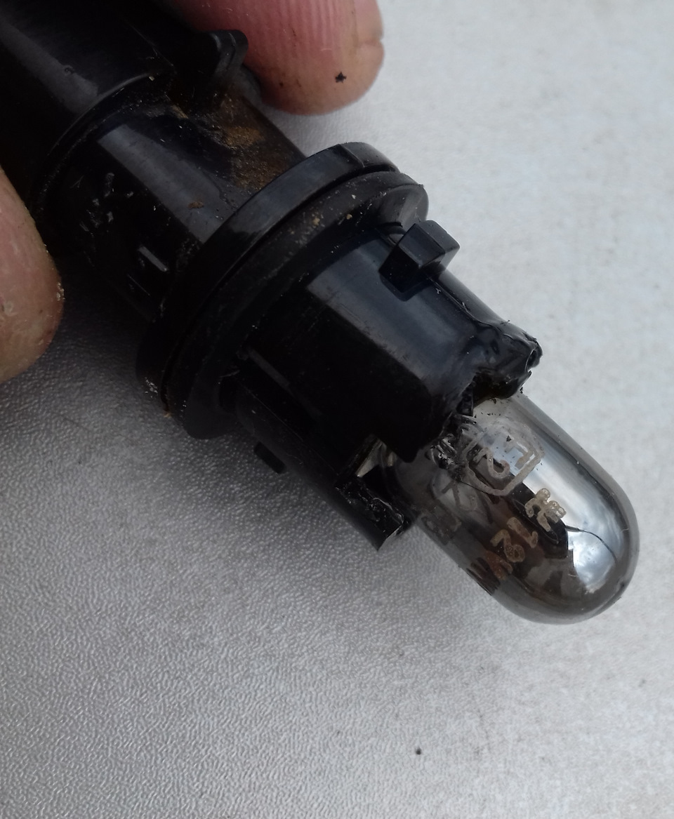 Подсветка номера ( Снова коррозия под саблей) — Lada Приора седан, 1,8 ...