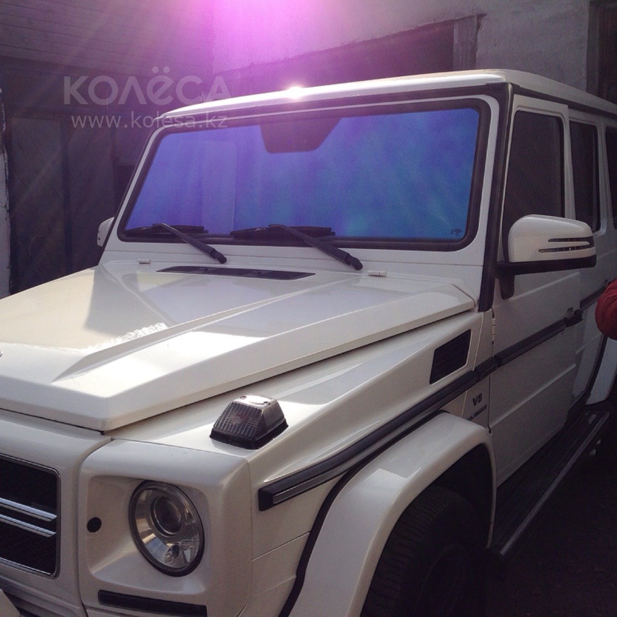 Стекла на гелик. G55 w463 тонировка. Гелендваген тонировка хамелеон. Атермальная пленка Гелендваген. Лобовое стекло атермальное w463.