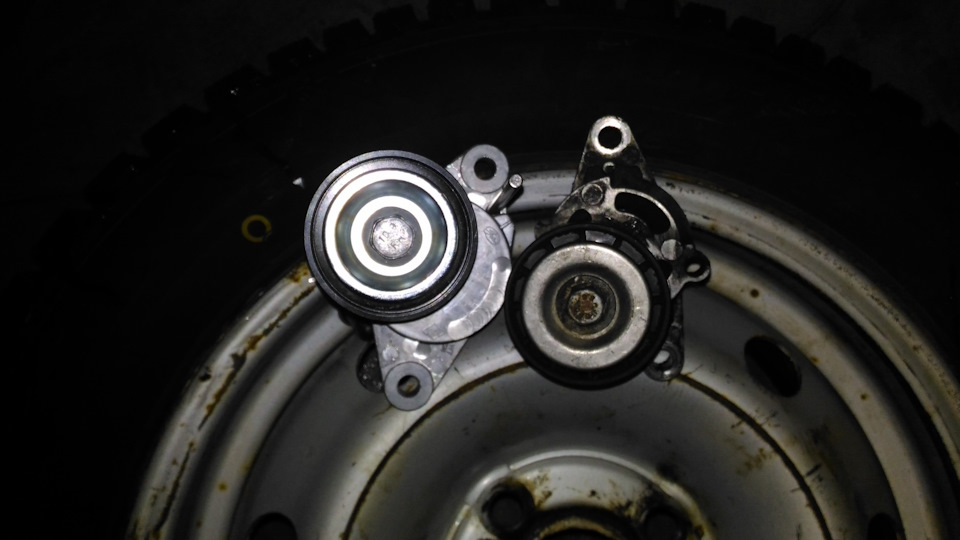 Замена натяжного механизма ремня генератора — Renault Symbol, 1,6 л ...