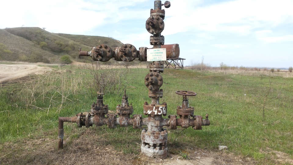 номер скважины. тампонаж скважины технология. номер скважины. конструкция газовой скважины. водоносный слой вода в скважине на глубине.