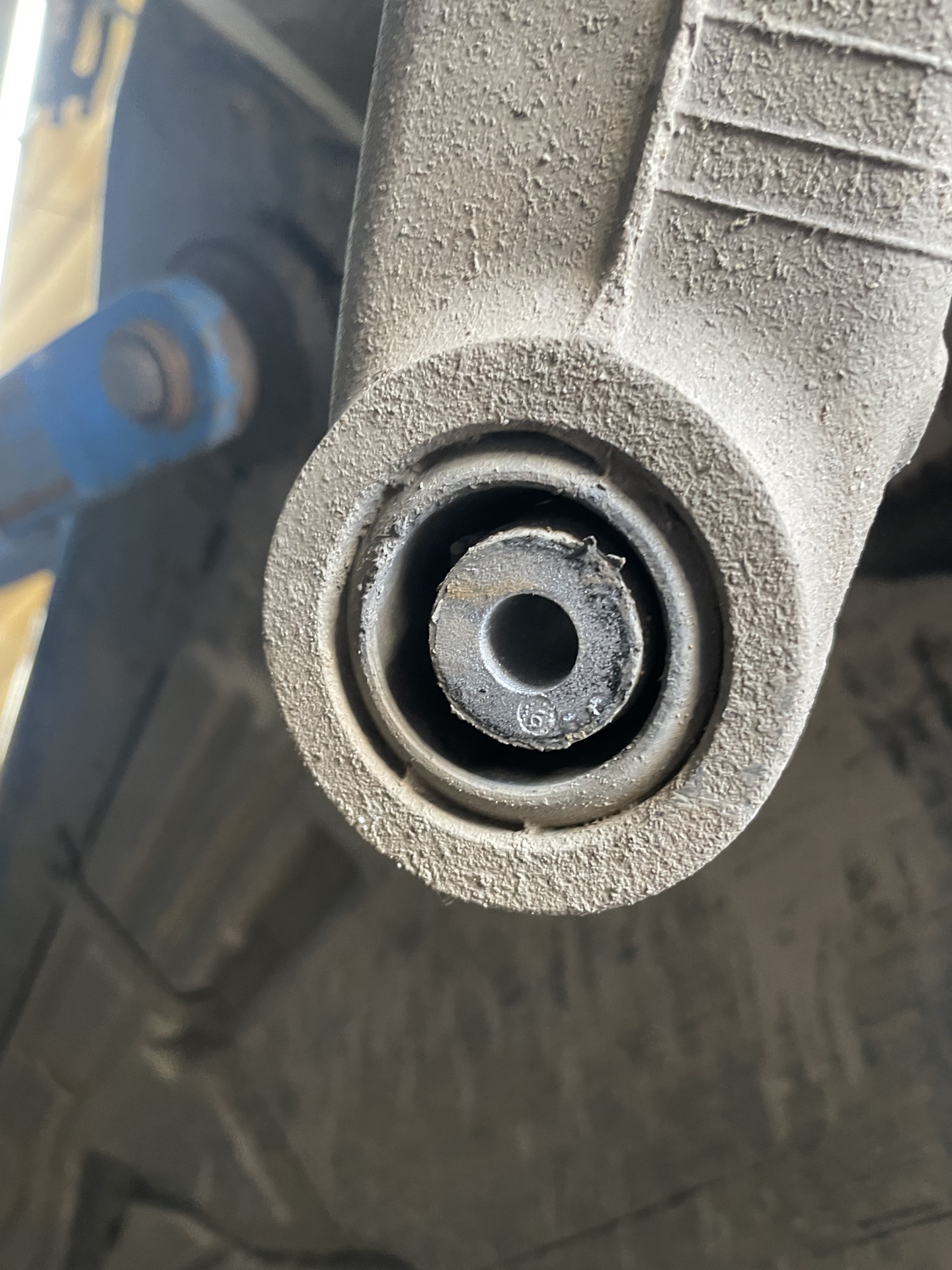 Замена сайлентов заднего рычага — BMW X6 (E71/E72), 3 л, 2010 года ...