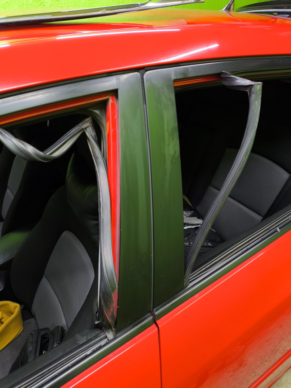 Демонтированные дефлекторы — Mazda 3 (1G) BK