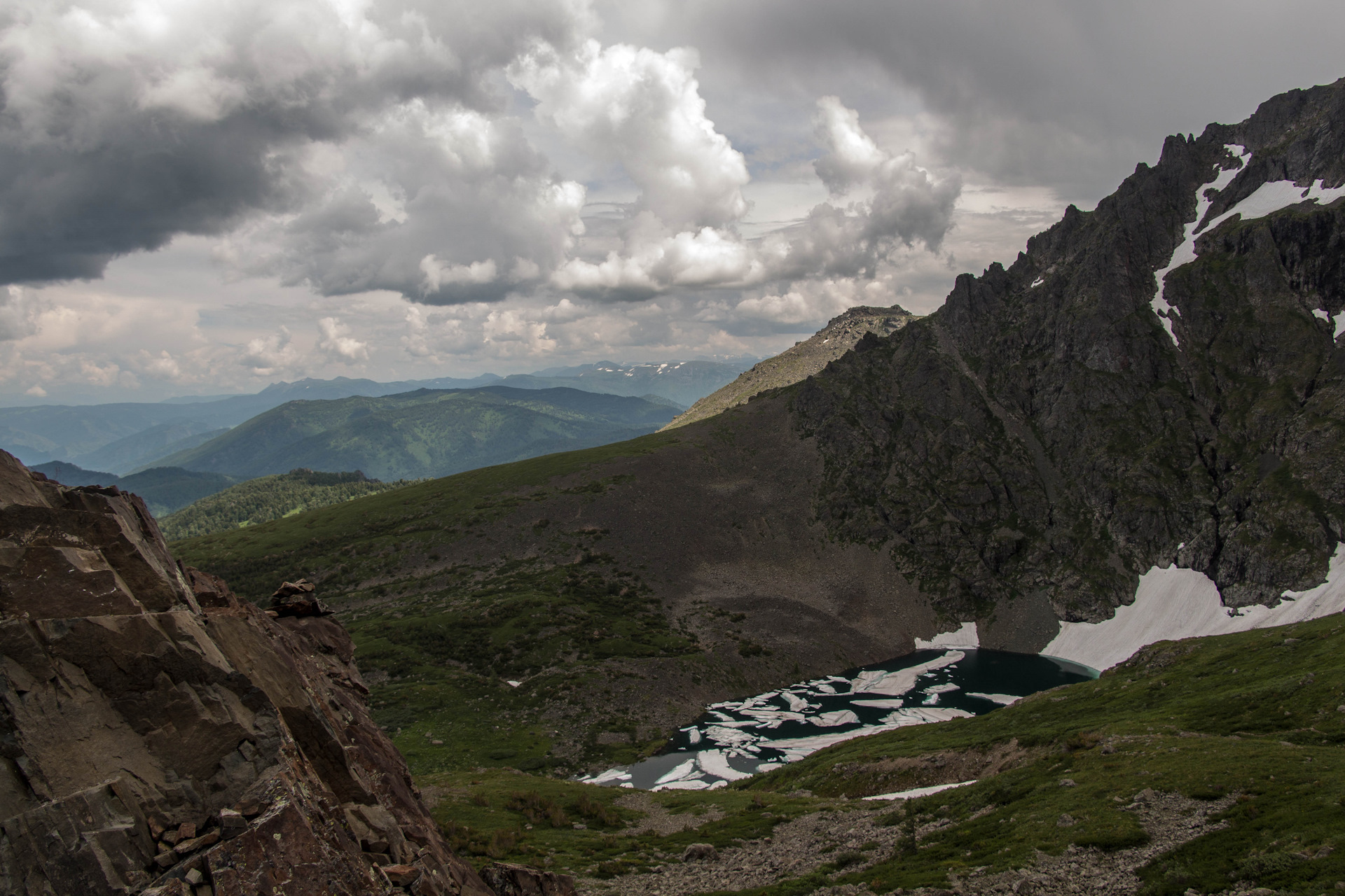 Кр гора. Красная гора Усть кокса. Красная гора Алтай Усть кокса. Красная гора. Горы кр.