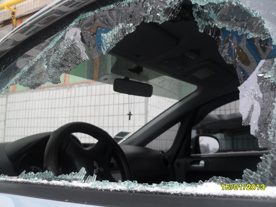 разбито стекло поставят на учет. треснуло лобовое стекло. пройти техосмотр с трещиной. трещина на лобовом постановка на учет 2022. разбитое стекло автомобиля.