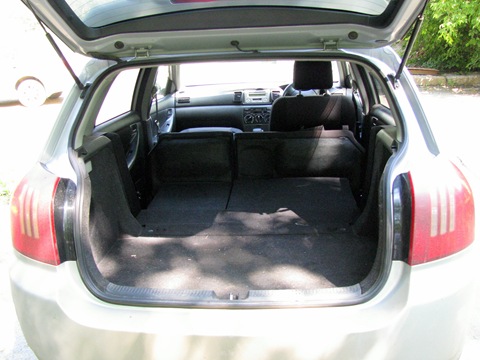 Interior and trunk photo - Toyota Allex 15 L 2004