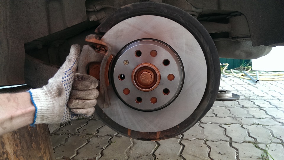 Как поменять задние колодки тигуан Замена задних тормозных дисков + колодки - Volkswagen Tiguan (1G), 2 л, 2010 год