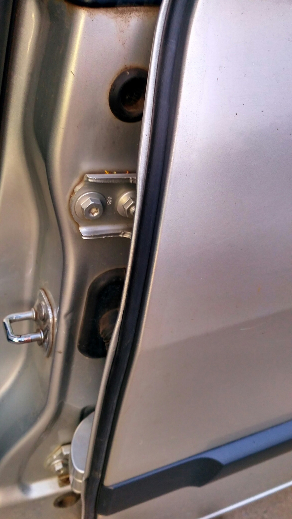 Дверной уплотнитель в меганыча — Renault Megane II, 1,6 л, 2008 года ...