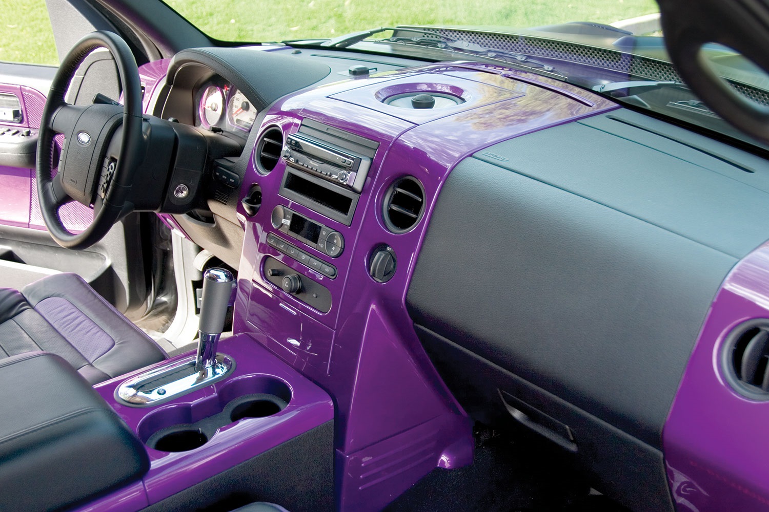 Тюнинг пластиком. Перекраска салона автомобиля. Салон автомобиля панель. Перекраска пластика салона авто. Фиолетовый салон автомобиля.