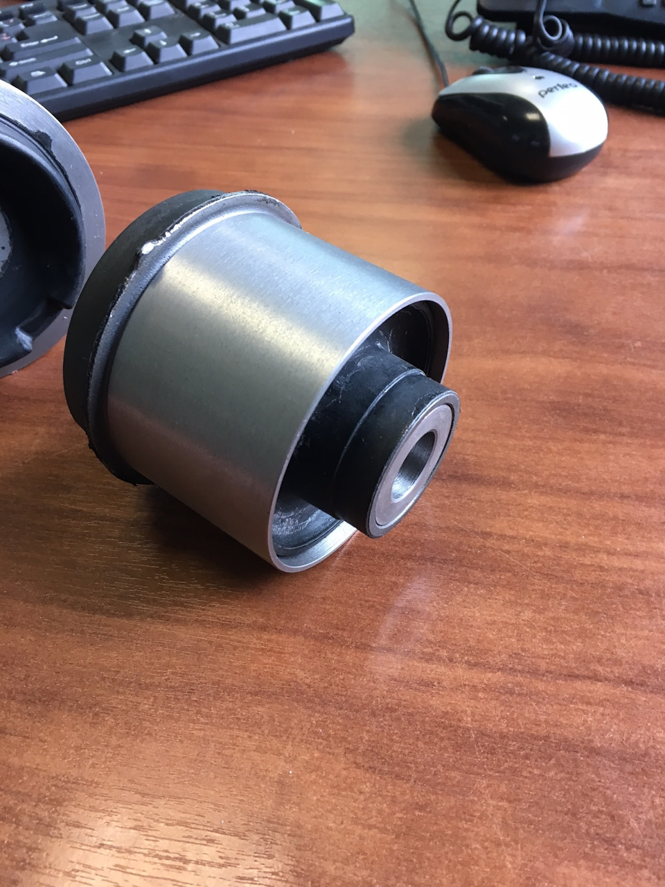 Сайлентблок подрамника. Сайлентблоки передней подвески Chrysler 300c Bushing. Сайлентблок задний Крайслер Пацифика.