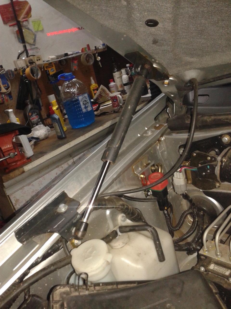 Ховер н5 под капотом. Упоры капота ховер н3. Трос капота ховер н3. Капот hover h5. Great wall safe f1 газовые упоры капота.