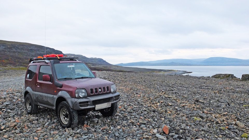 Тоторо на каменистом пляже Баренцева моря. — Suzuki Jimny (1G)