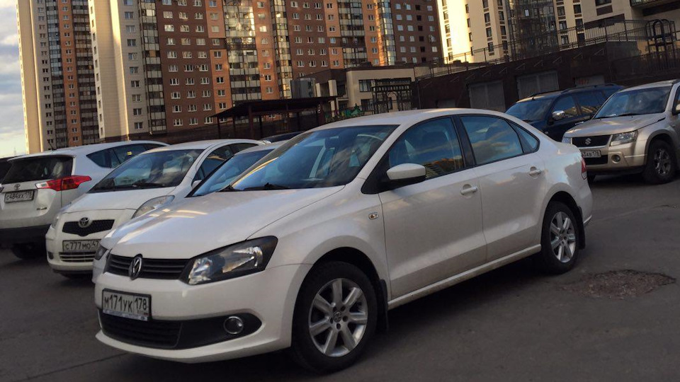 Поло седан 1.6 105 л с. VW Polo 2012 1.6. Фольксваген поло седан 12 года. Поло седан 12 года. Поло Фольксваген 2012 седан пробег драйв.