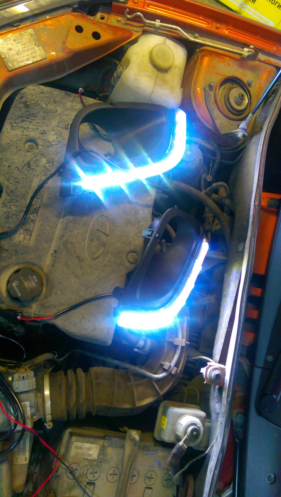 На самом деле, они светят белым, с легким оттенком синевы, А на солнце чисто белым смотрятся. Точь в точь как мой головной свет) хотя в паре с ним они выключаются — Lada Калина Хэтчбек (2G)