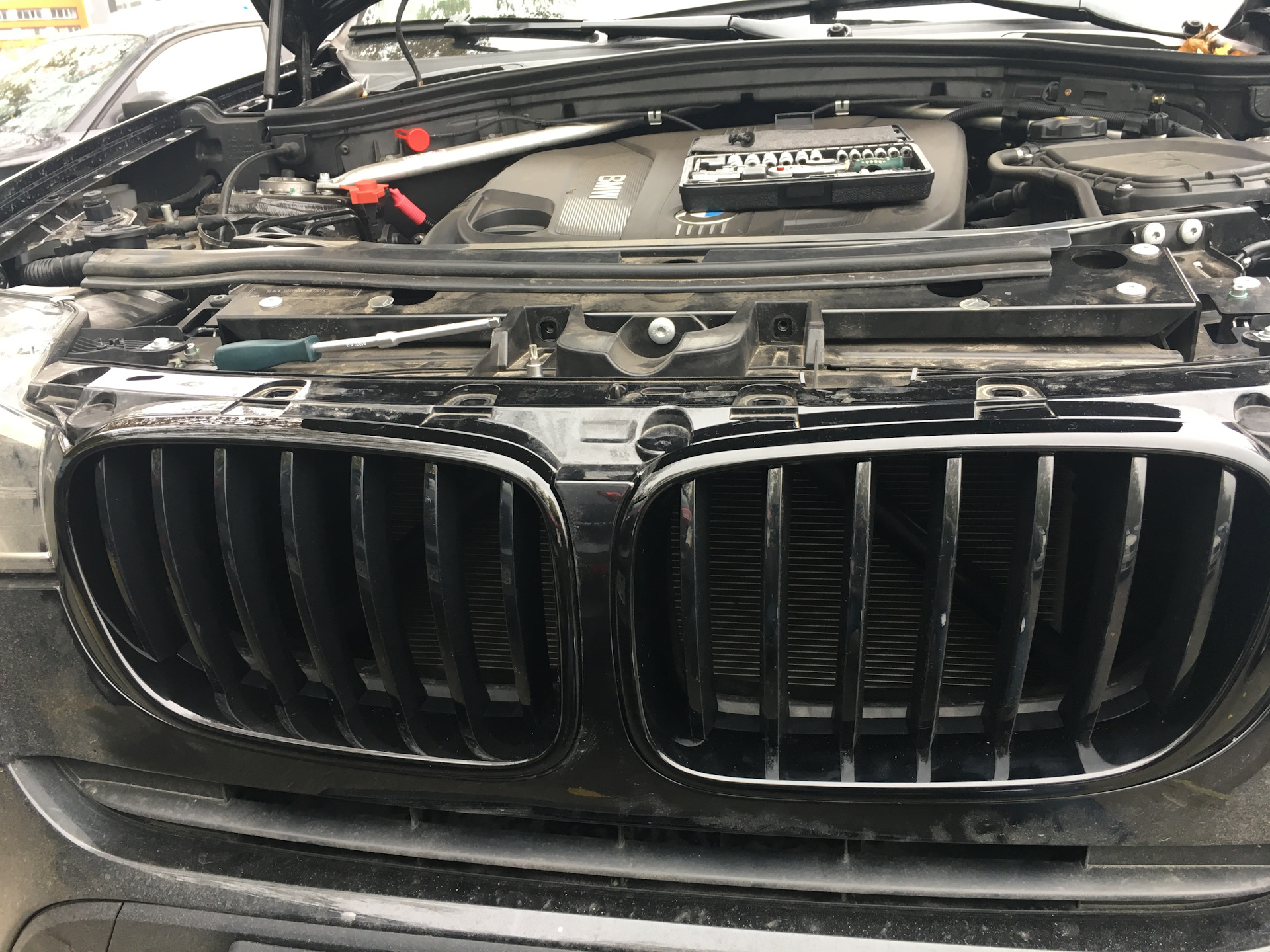 Капот бмв х1. Ноздри BMW f01. Шумоизоляция капота BMW x3 e83. БМВ x3 g01 жалюзи радиатора. БМВ х3 ноздри.