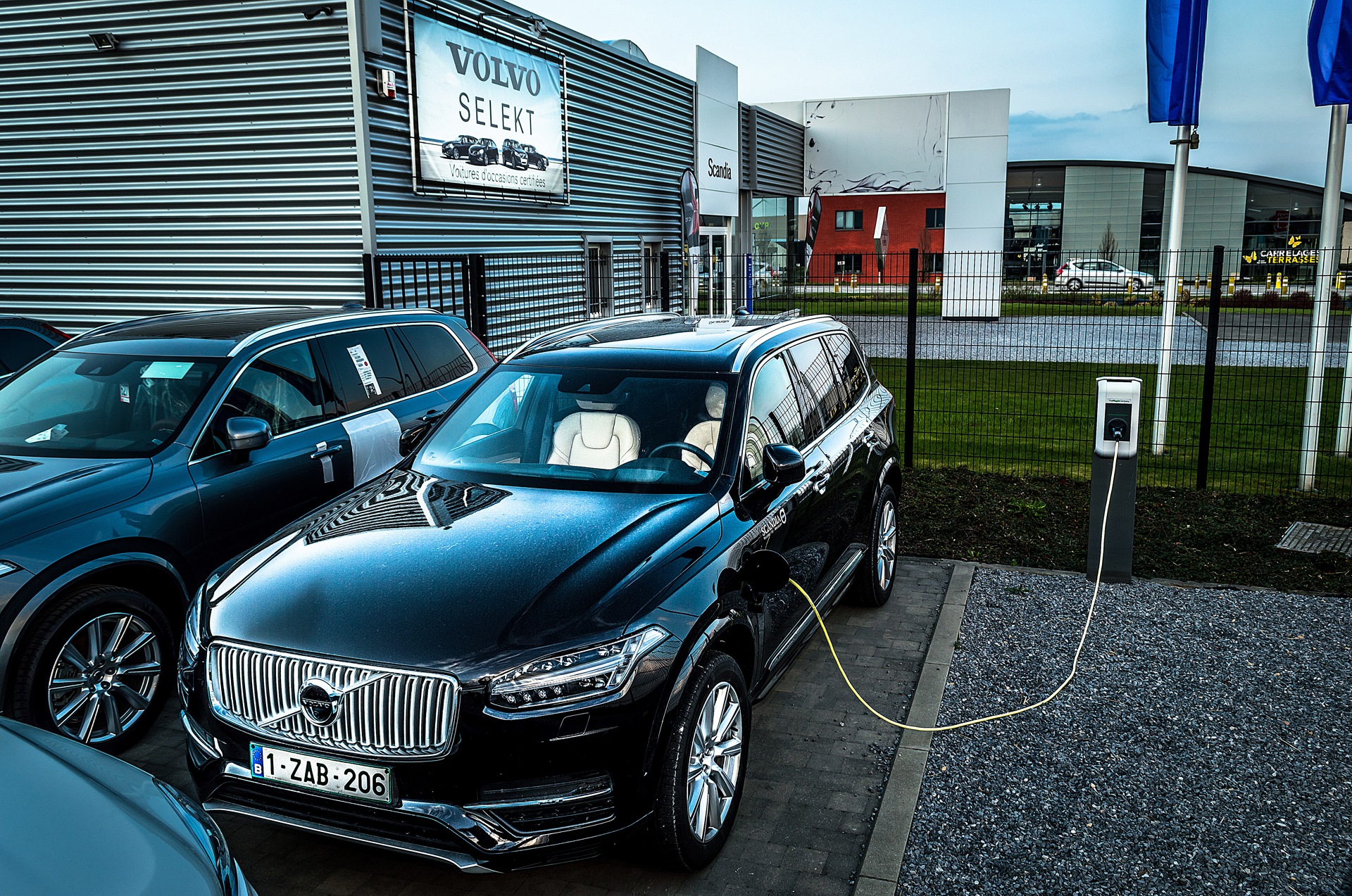 Прямо напротив, где я фотал атомку парилку в деревне, расположился ...