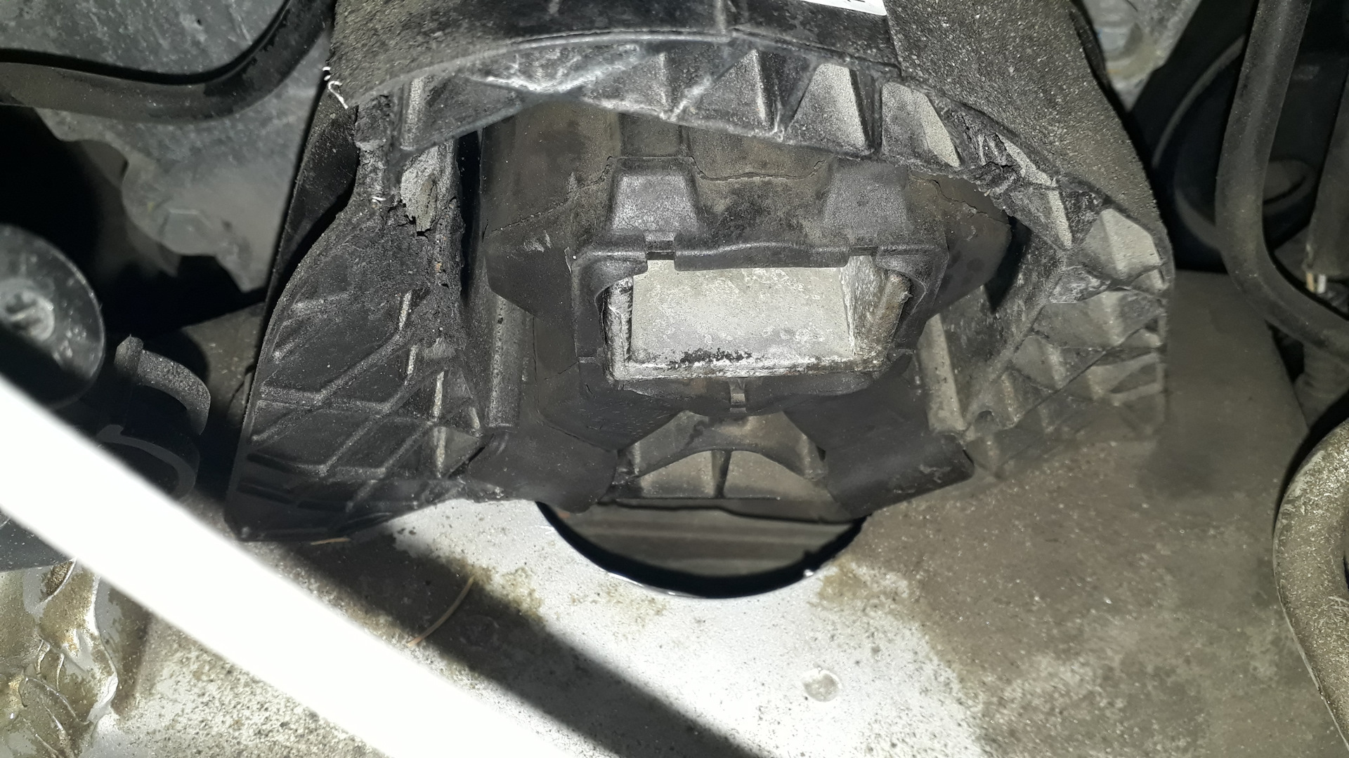 Боль(((( хз с чего его дернуло так сломаться ( — Lada Ларгус, 1,6 л ...