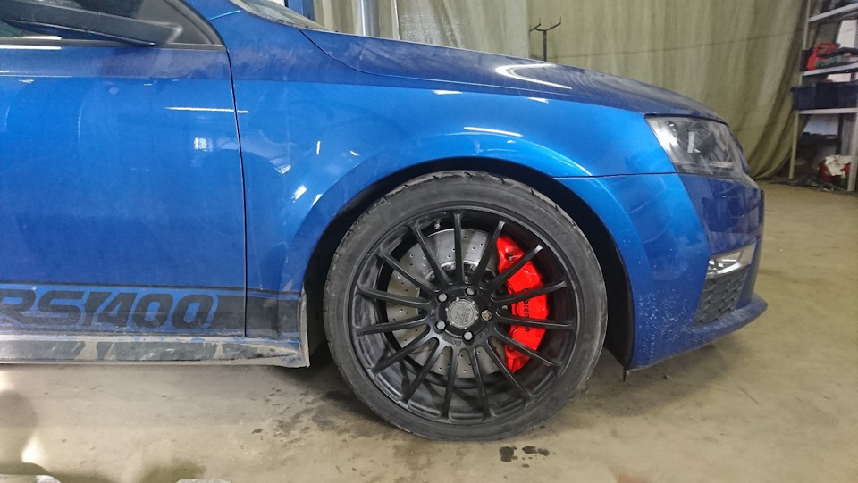 Skoda Octavia RS зеленые суппорта