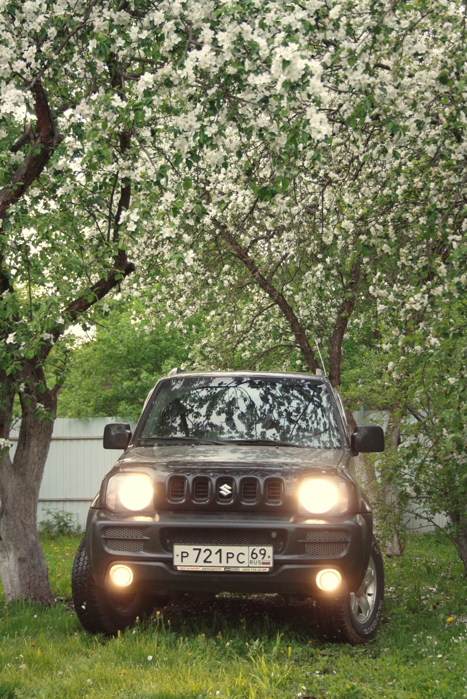 Джимик в саду — Suzuki Jimny, 1,3 л, 2007 года | фотография | DRIVE2