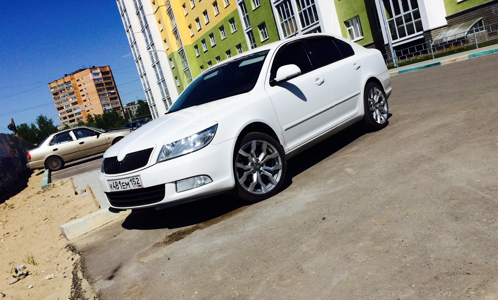 Диски шкода а5. Skoda Octavia a5 r17 белая. Skoda Octavia r17 белая. Шкода Октавия а5 r17. Белая Октавия а5 r18.