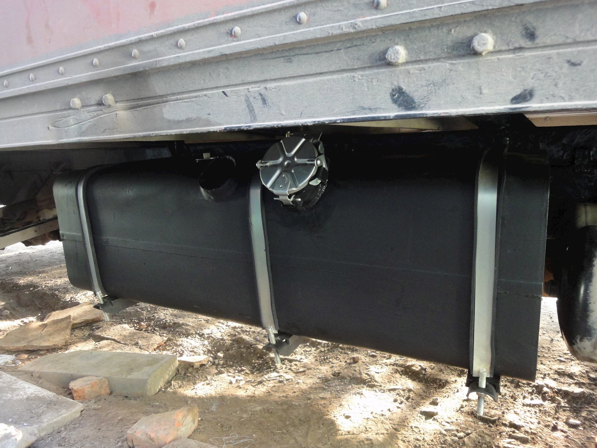 бак топливный 250. (498х405х1360) откидная крышка. бак топливный газ-3302 металл штатный. бак топливный нефаз 5297 250. бак топливный камаз 500л 540*650*1150.