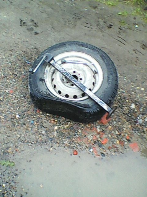 Утром вышел на улицу, а из колеса ГВОЗДИЩЕ торчит — Lada 2103, 1,7 л ...