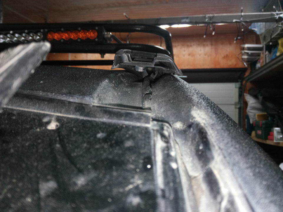 Да не забудьте в данном месте снять заглушку и шестигранником выкрутить 2 болта, думаю это и ежу понятно посему на данной планке я не останавливался чисто сфоткал какие зазоры где и под чем в леере больше, видно что под леером под железной пластиной справа места больше, эта ложбина под металлом леера меня и заинтересовала! — Great Wall Hover