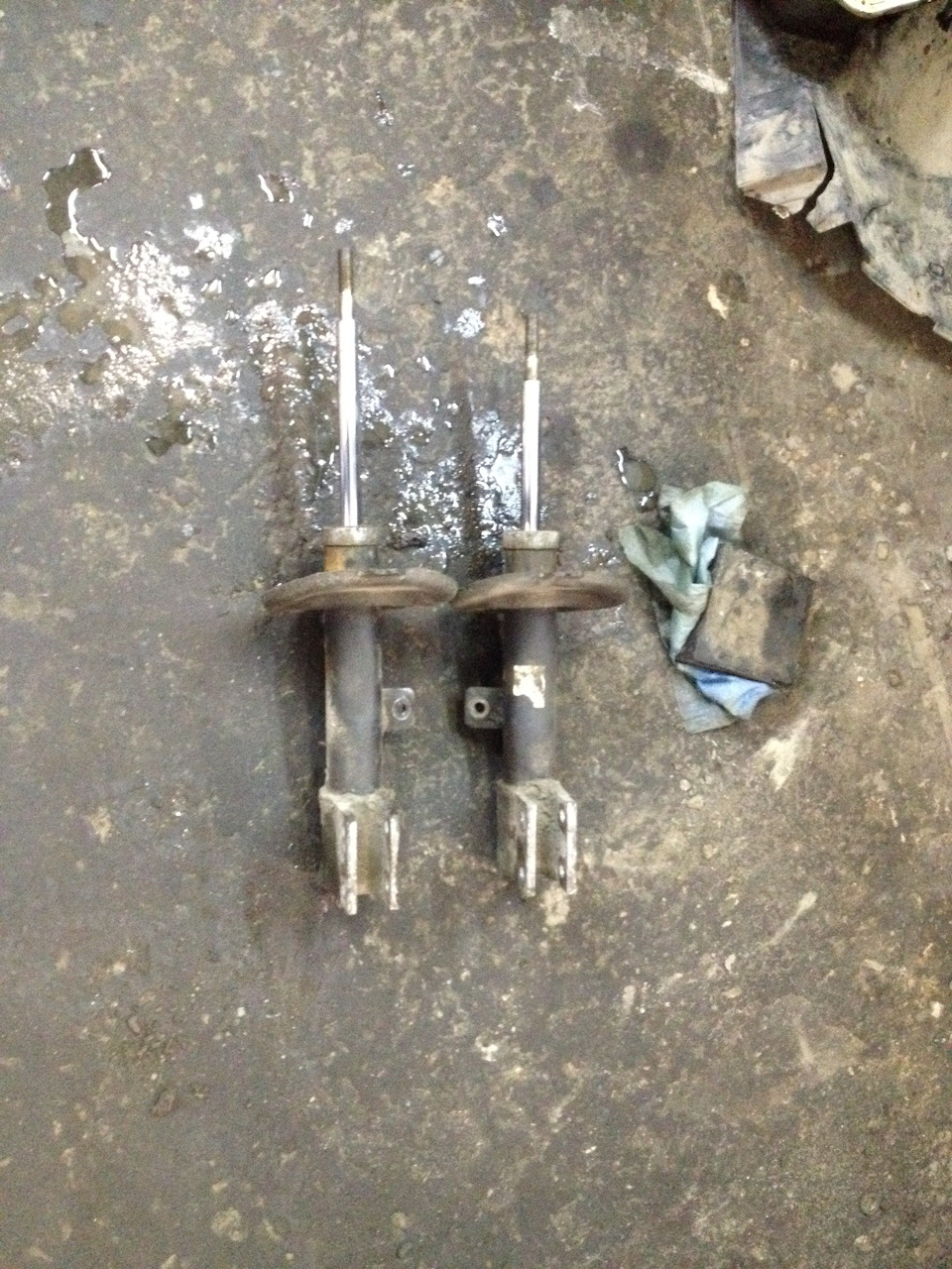 Устранил стук в передней подвеске — Peugeot 308 (1G), 1,6 л., 2010 года ...