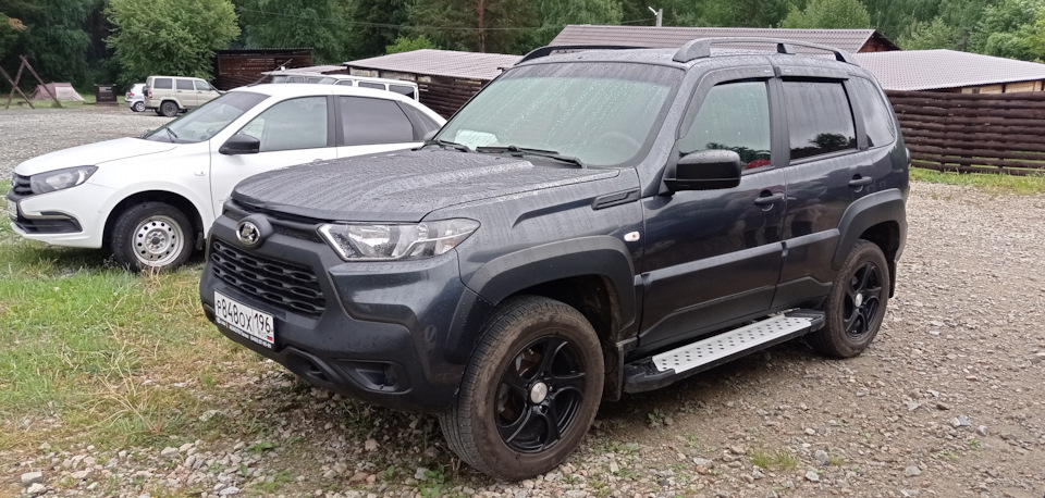 Уралочка на Центральной усадьбе в ожидании хозяев. — Lada Niva Travel