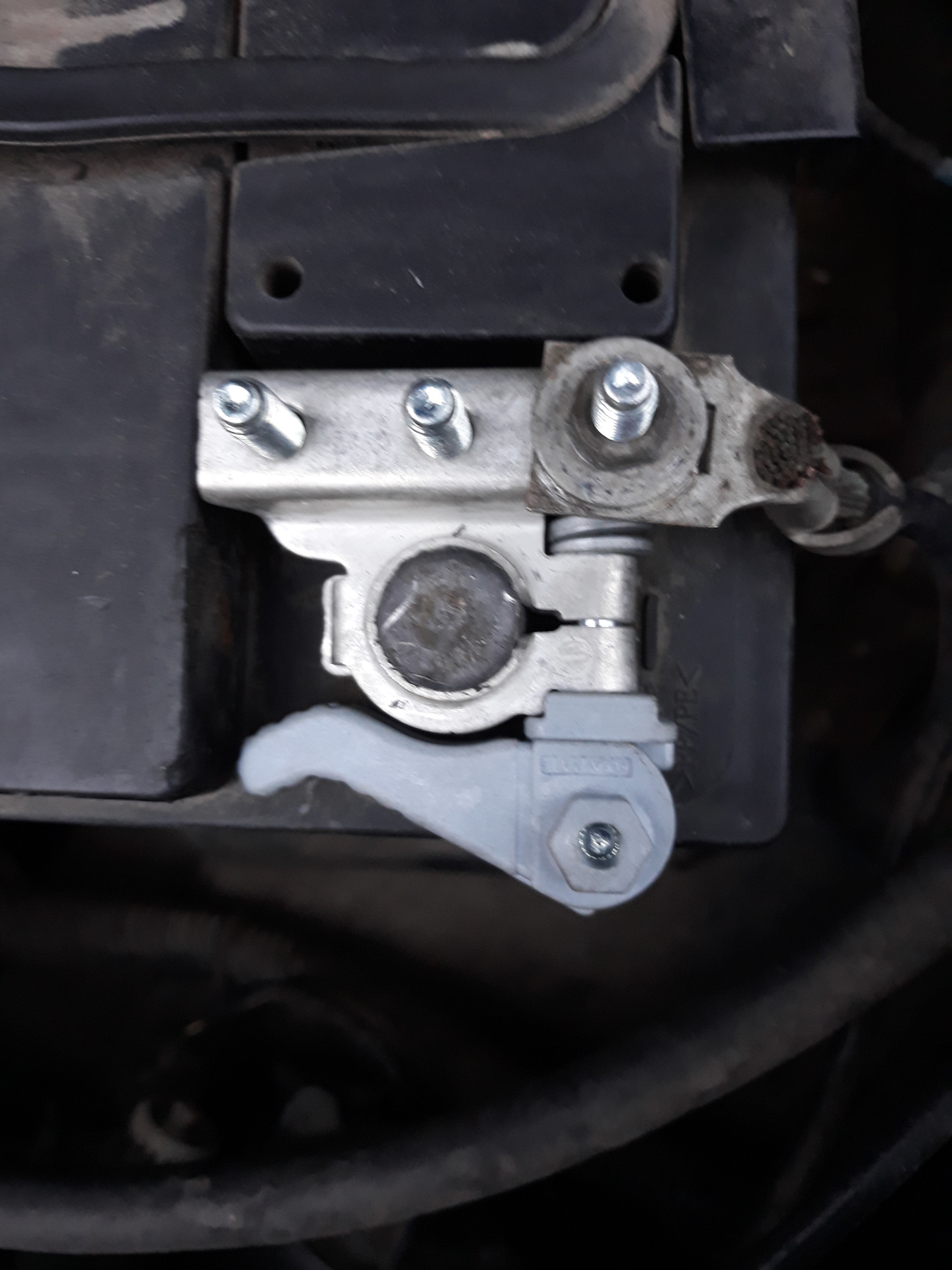 Минусовая клемма нива. Провод массы акб 2190. Нива шевроле клеммы аккумулятора. ). Провод минусовой 2108.