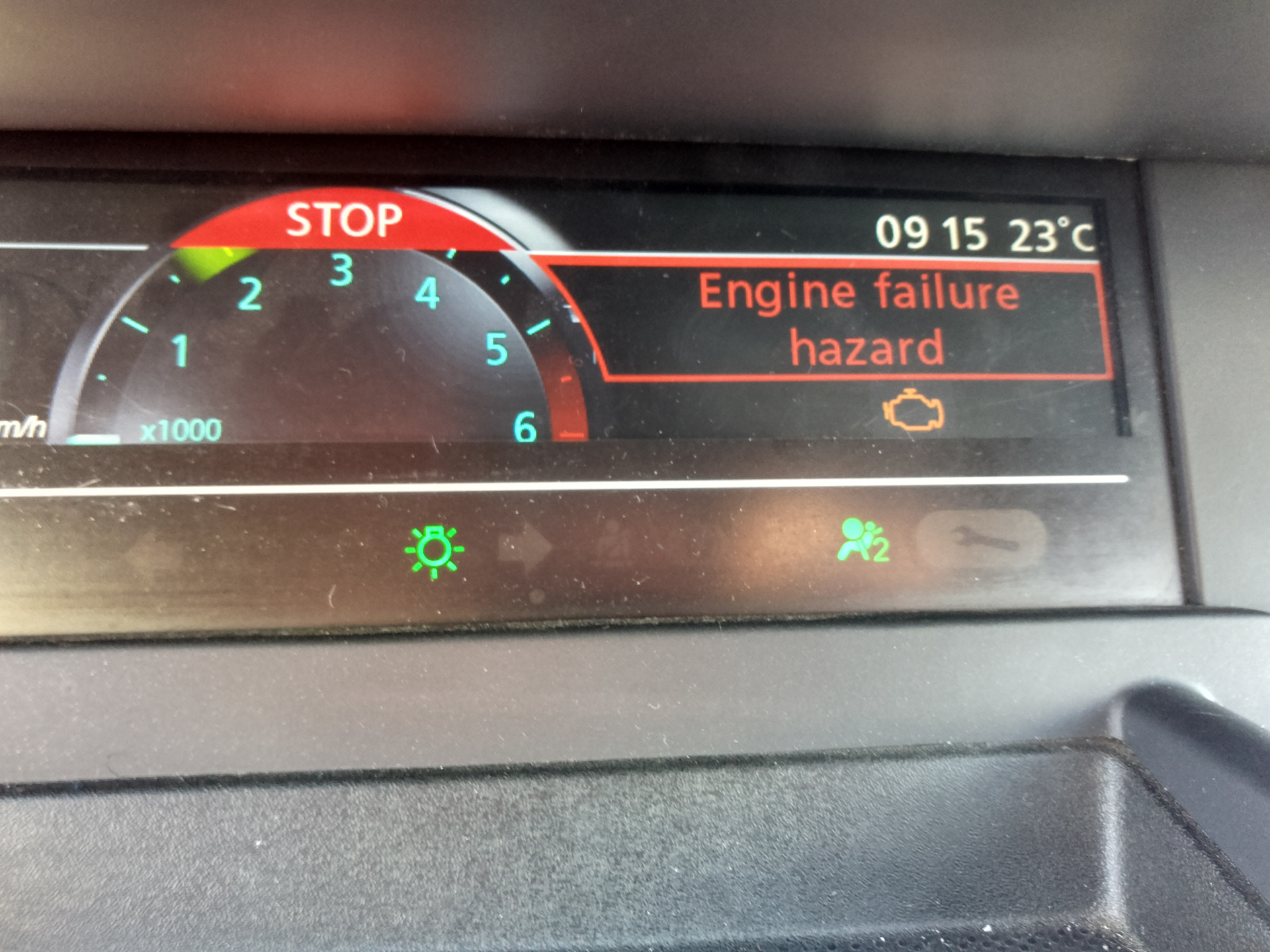 Рено ошибка двигателя. Engine failure Hazard. Engine failure Hazard масленка появляется и пропадает.