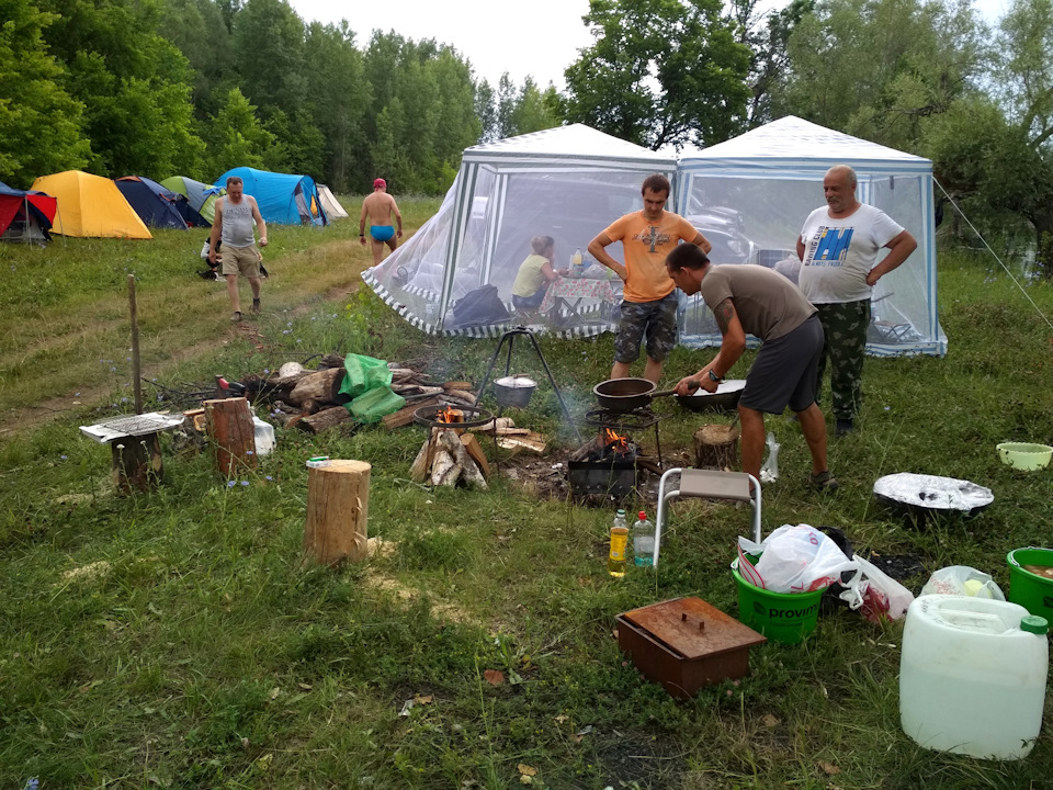 Установлены шатры, потом еще добавились — Honda Element