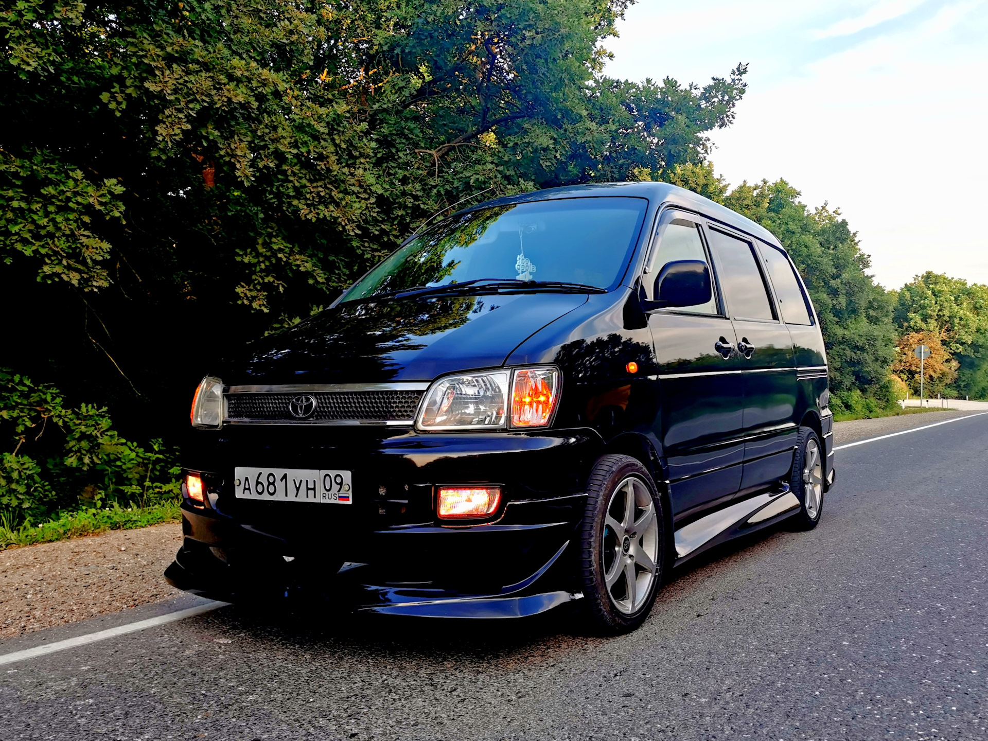 Toyota ace noah. Тойота айс Ноах. Обвес на Toyota Town Ace Noah. Обвес Town Ace Noah.