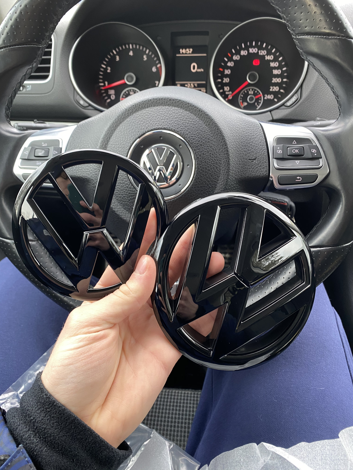 Значки чёрный глянец — Volkswagen Golf Mk6, 1,4 л, 2011 года | тюнинг |  DRIVE2