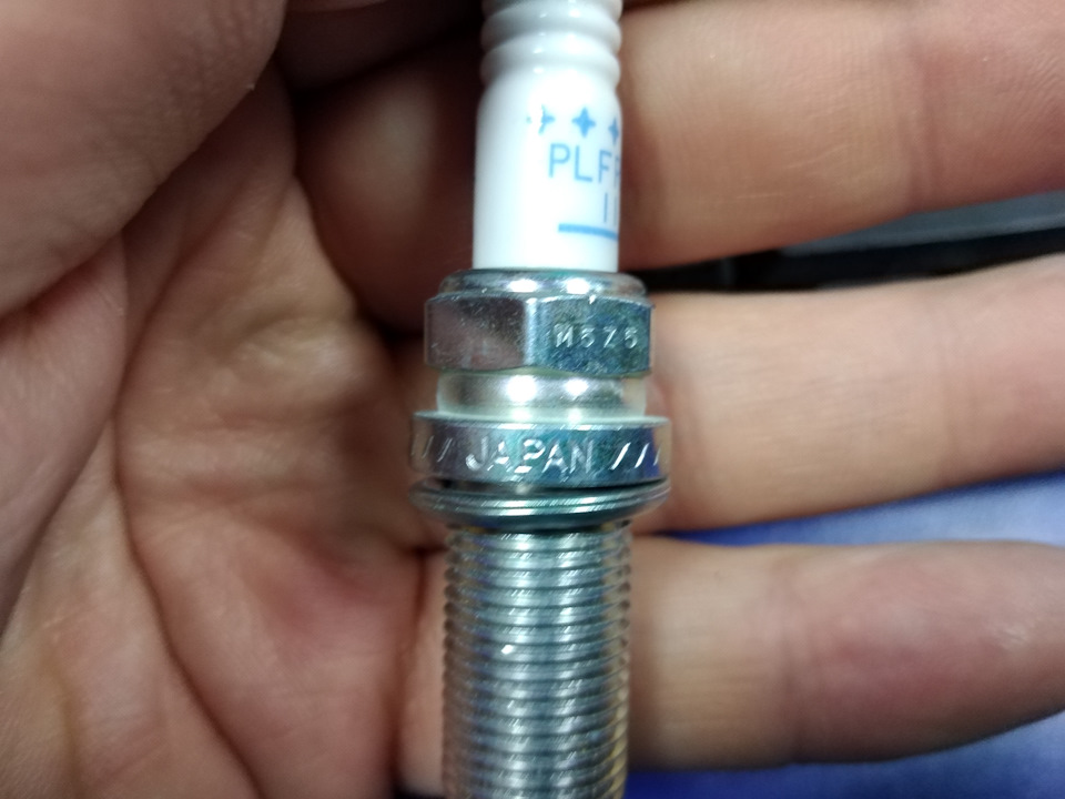 Свечи на 14 ключ. S14 свечи. Ngk 4589 ifr6t-11. Свечной ключ бмв n20. Свеча зажигания sct ar43c1.