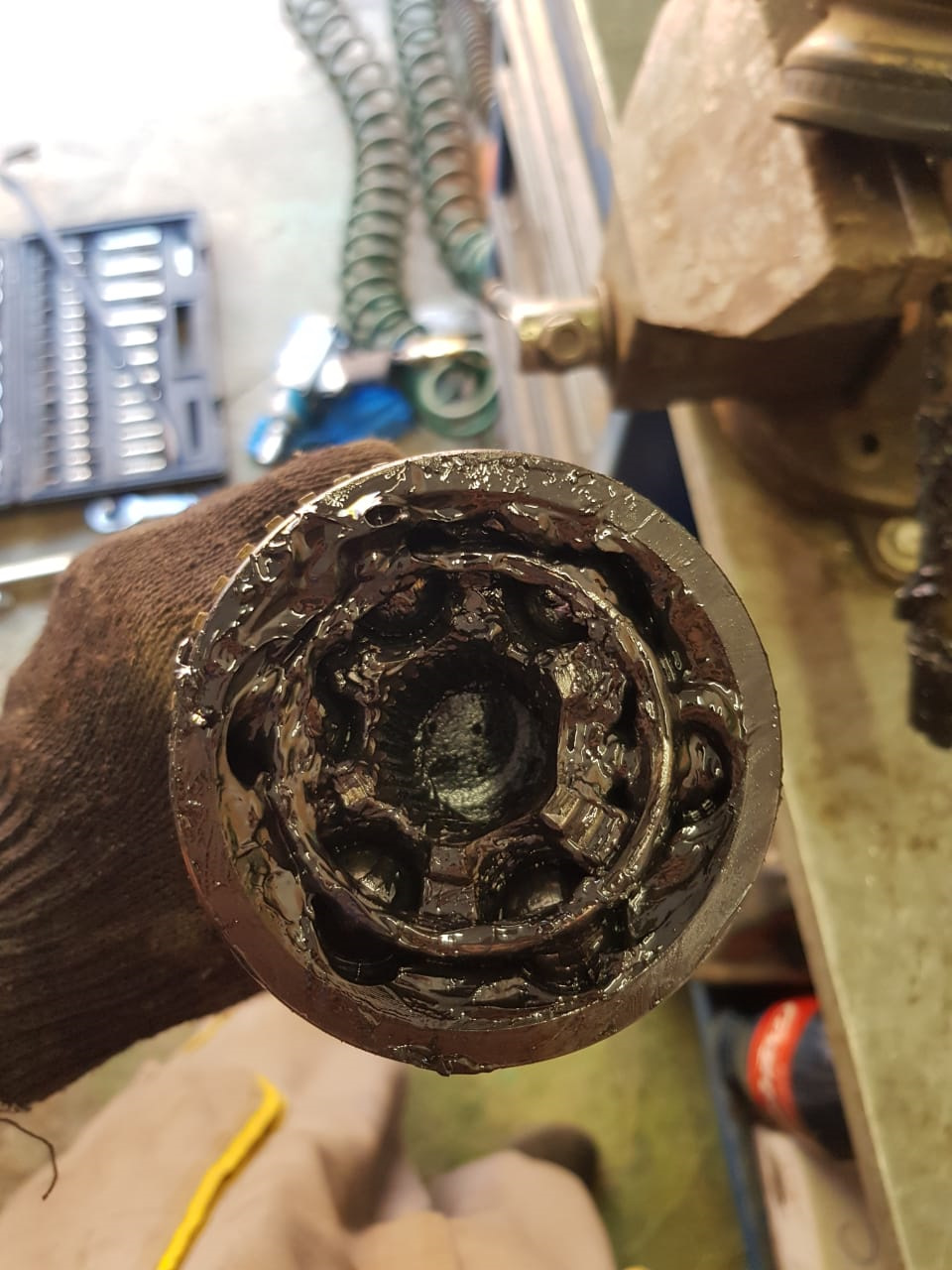 17. Замена пыльника ШРУС правого наружнего — Mitsubishi Pajero Pinin, 2 ...