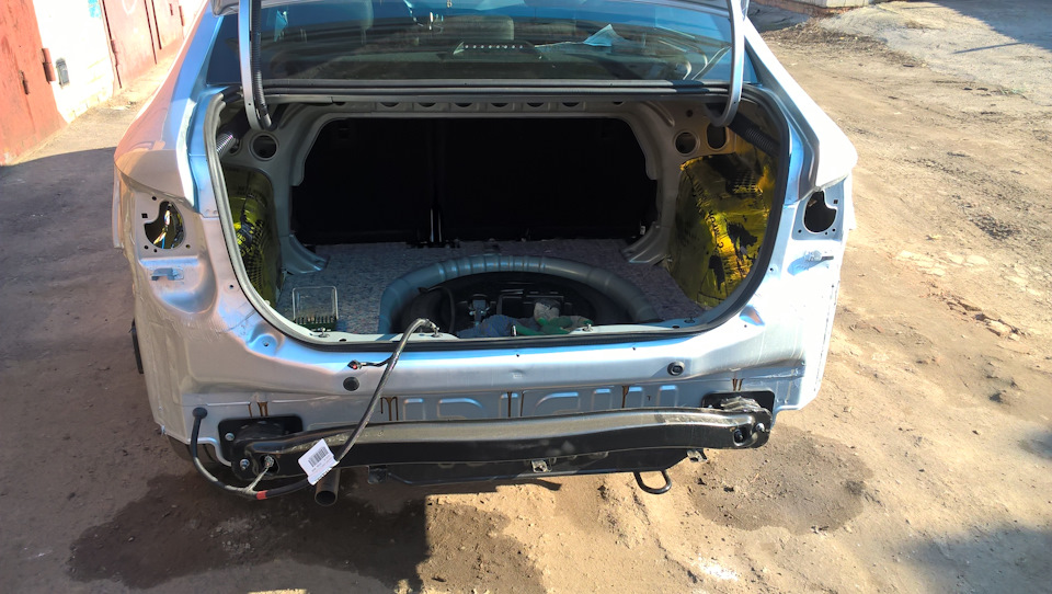 Фото без бампера. Так же видно проводку бампера. — Lada Vesta (1G)