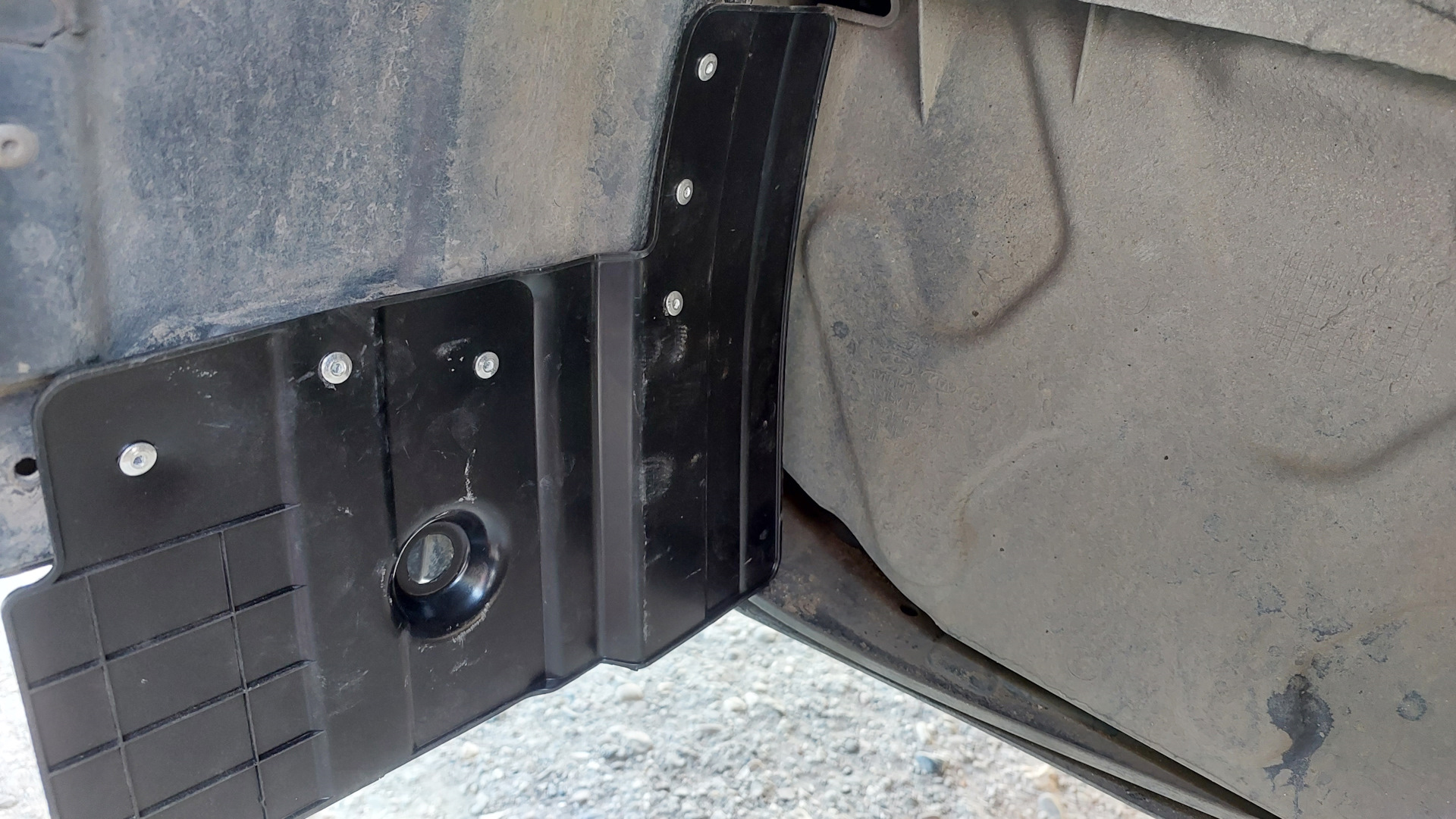 Замена передних брызговиков на подкрылках. — Hyundai ix35, 2 л, 2014 ...